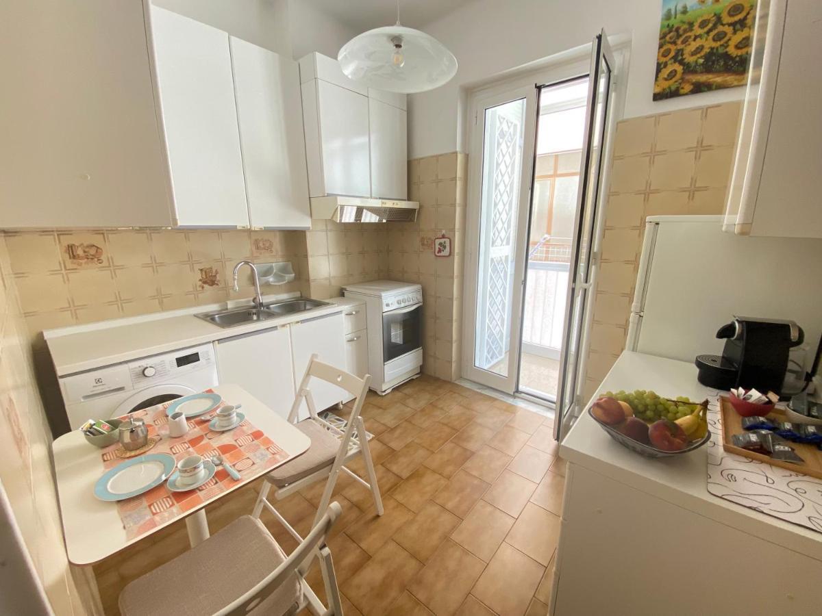 Dimora De Amicis 88 Apartment Bari Bagian luar foto