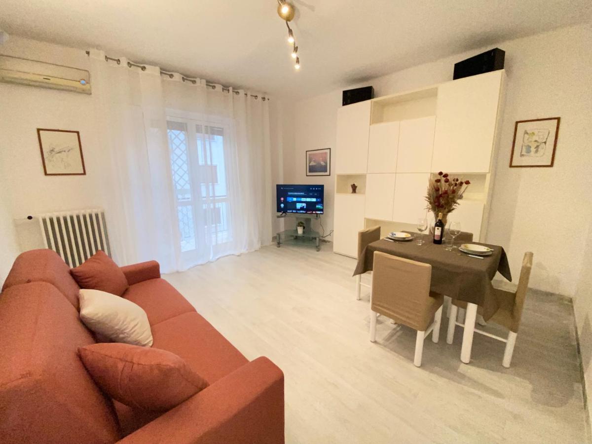 Dimora De Amicis 88 Apartment Bari Bagian luar foto
