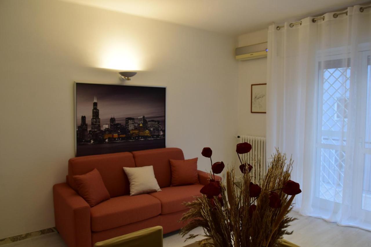 Dimora De Amicis 88 Apartment Bari Bagian luar foto