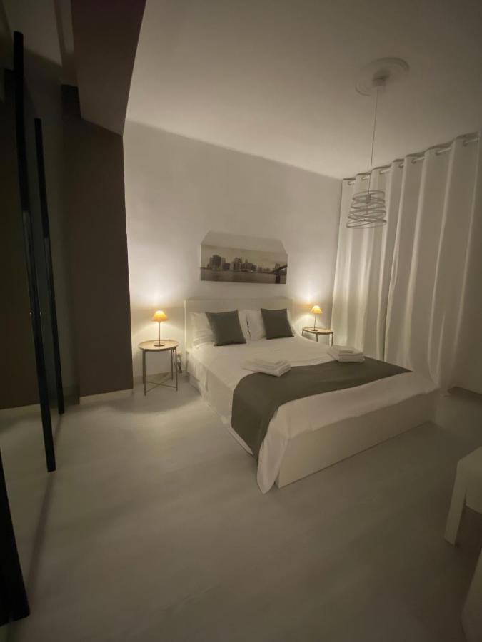 Dimora De Amicis 88 Apartment Bari Bagian luar foto