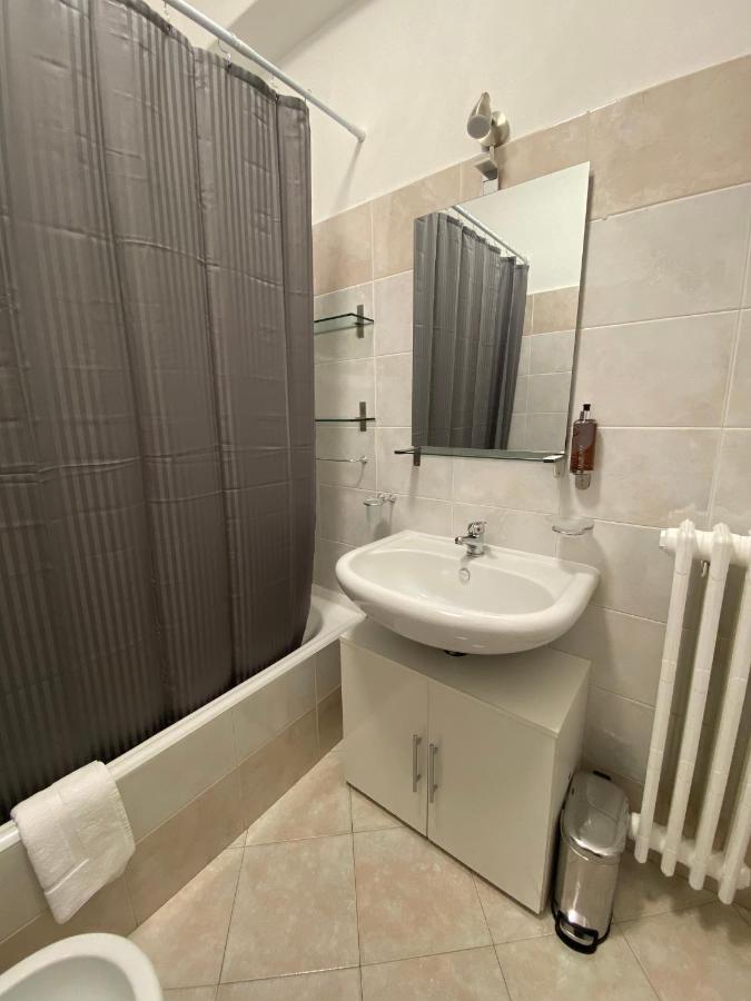 Dimora De Amicis 88 Apartment Bari Bagian luar foto
