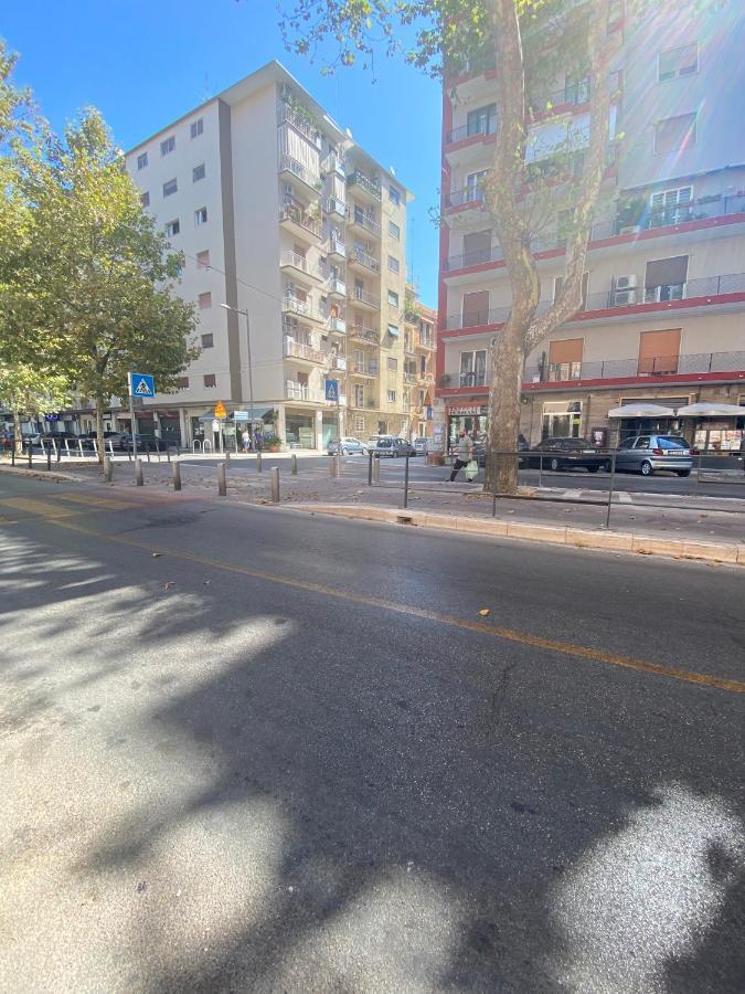 Dimora De Amicis 88 Apartment Bari Bagian luar foto