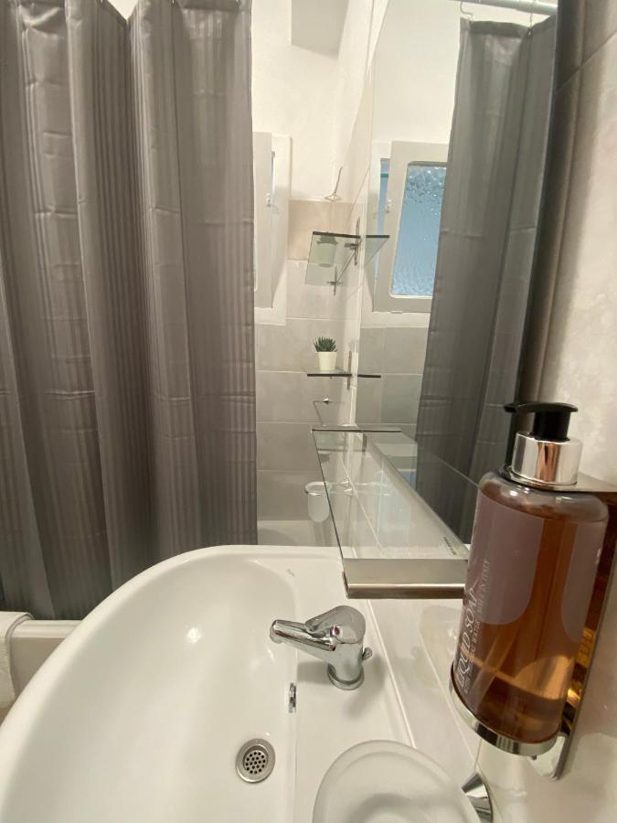 Dimora De Amicis 88 Apartment Bari Bagian luar foto