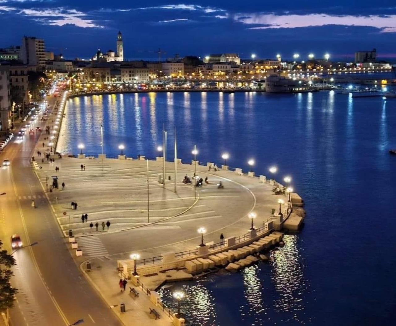 Dimora De Amicis 88 Apartment Bari Bagian luar foto